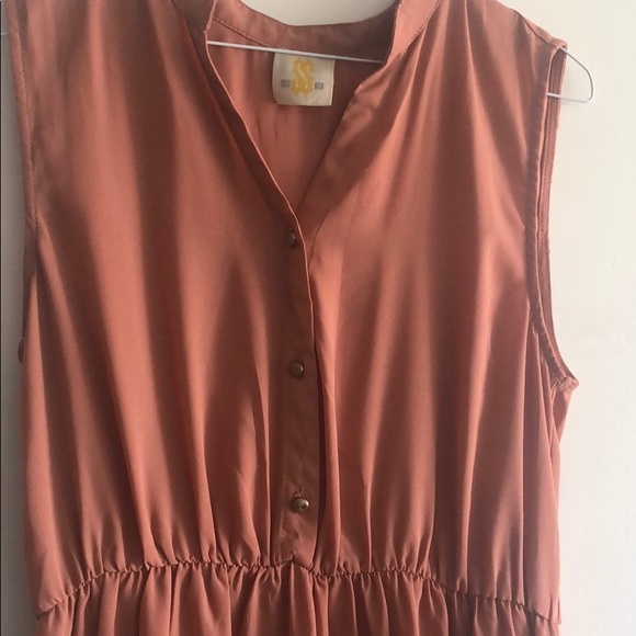 High-low dress with buttons - Picture 2 of 3